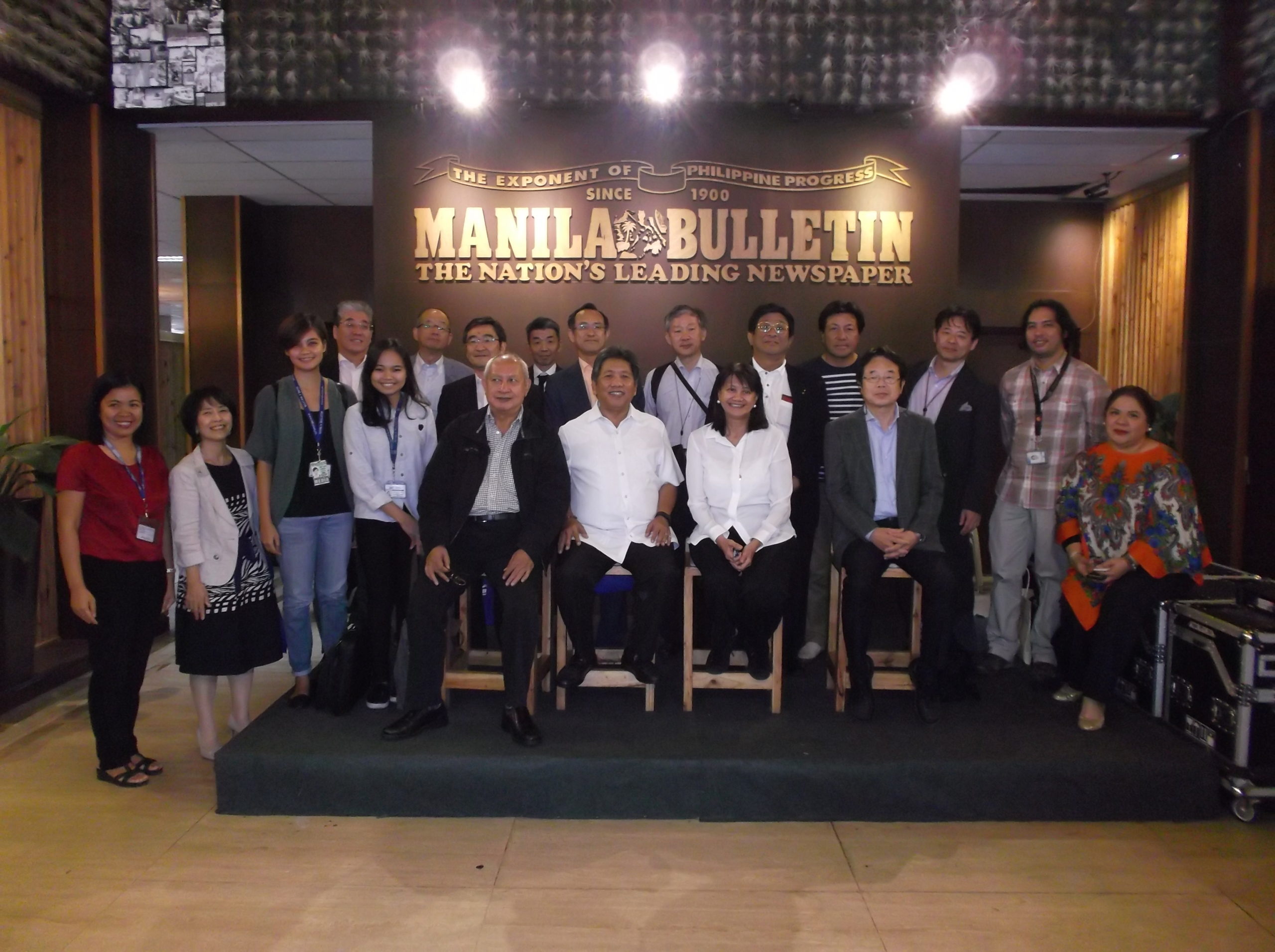 フィリピン新聞社Manila Bulletinでの通訳後の集合写真